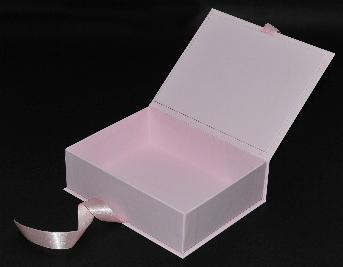 กล่องใน ใช้กระดาษจั่วปัง 1 ชิ้น ขนาด 40 x 37 cm
ใบห่อและใบปะใน ใช้กระดาษอาร์ต 118 แกรม 