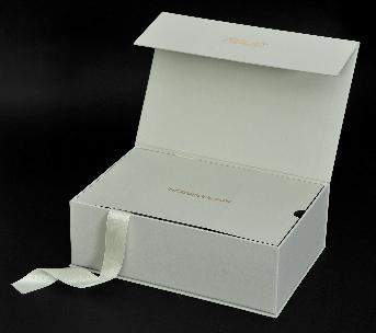 กล่องกระดาษสีขาว  ฝาติดแม่เหล็ก ติดริบบิ้นสีขาวนวล ริบบิ้นยาว 40 ซม. หน้ากว้าง 2.5 ซม.