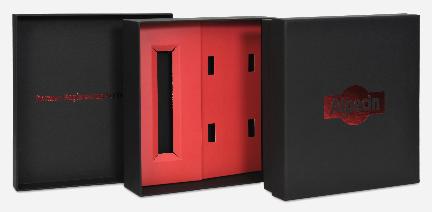 กล่องสีดำ โลโก้ปั๊มฟอยล์สีแดง 2 ตำแหน่ง ที่โลโก้หน้ากล่อง และใบปะในฝาบน