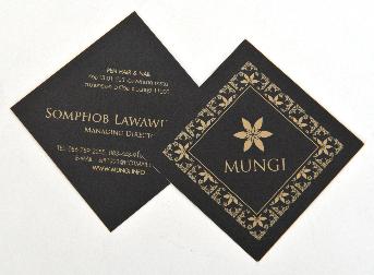 นามบัตร  MUNGI 
ขนาดสำเร็จ 5.5 x  5.5 ซม.
กระดาษอาร์ตการ์ด 2 หน้า ความหนา 260 แกรม
พิมพ์ 2 สี 2 หน้า ( สีดำ+ทอง)
เคลือบด้าน 2 หน้า ปั้มไดคัทตามแบบ