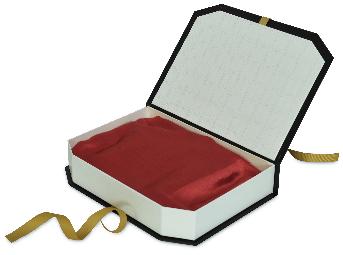 กล่องด้านในปูผ้าต่วนสีแดงมันเงา สำหรับวางสตรอเบอรี่