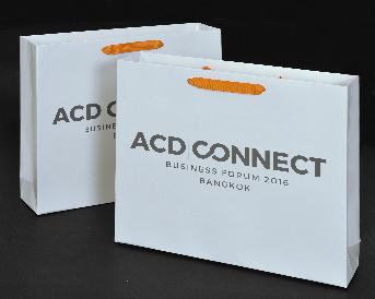 ถุงกระดาษสีขาวเรียบหรูดูดี พิมพ์โลโก้ ACD Connect สีเทาที่ข้างถุง