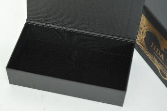กล่องกระดาษแข็งห่อกระดาษ Offset สีดำ ด้านในเพิ่มซัพพอร์ทกำมะหยี่ / ฟองน้ำบนกระดาษจั่วปัง 