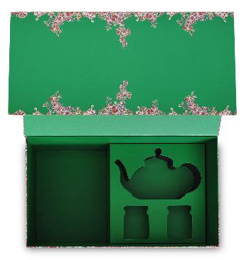 ด้านในกล่อง ถูกจัดเป็นช่องสำหรับไว้วางของ เช่นกาน้ำชา กระปุ๊กน้ำผึ้ง กระปุกชา (ช่องใหญ่ ด้านซ้ายมือ)