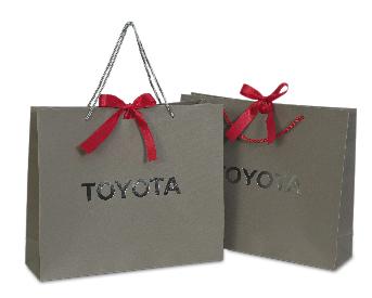 ถุงกระดาษ Toyota ขนาดสำเร็จ 42 x 35 x 12 ซม. ไดคัทช่องร้อยริบบิ้นสองด้านผูกปิดปากถุง