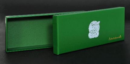 กล่องกระดาษสีเขียวสวย ด้านในกล่องตีพื้น Pantone 2273 u พื้นกล่องตีพื้น Pantone 2273 u