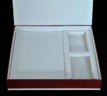 กล่องมีฝาเปิดดด้านบน ด้านในวางแผ่นกระดาษไดคัท เจาะช่องวางกล่อง 3  ช่อง