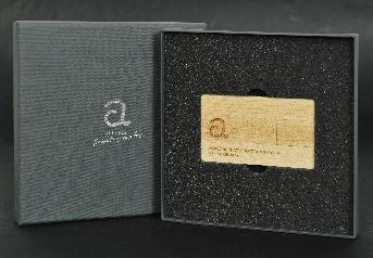 กล่องใส่ Flash Drive ติดฟองน้ำสีดำซัพพอร์ตด้านใน  
ไดคัทช่องวาง Flash Drive  1 อัน