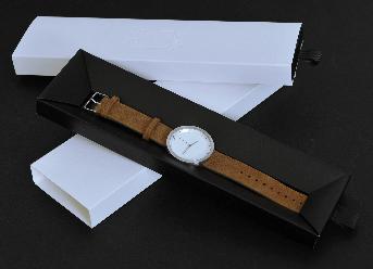 กล่องใส่นาฬิกาข้อมือทรงสี่เหลี่ยมผืนผ้า (แนวนอน) ด้านในไดคัทวางนาฬิกาได้แน่นสนิท
