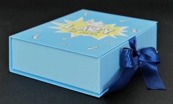 กล่องใส่เครื่องสำอางสีฟ้า ติดริบบิ้นสีน้ำเงิน ผูกโบว์ปิดปากกล่อง
