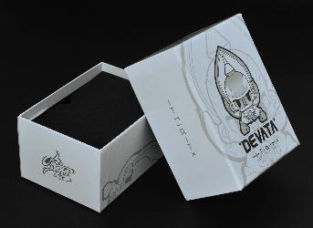กล่องกระดาษสีขาว พิมพ์โลโก้ DEVATA ที่ฝาหน้ากล่อง /ข้างกล่อง