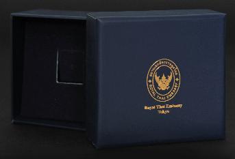 กล่องใส่พินสำหรับติดเนคไท ขนาด 7 x  7 x  3.5 ซม. ใบปะในฝาบน+ล่าง กระดาษปอนด์ 120 แกรม ตีพื้นสีน้ำเงิน 