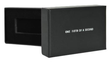กล่องกระดาษสีดำขนาด 8 x 5.5 x 2.6 ซม.  Support ฟองน้ำด้านใน เจาะช่องวางแฟลชไดรฟ์