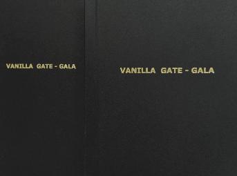 แค็ตตาล็อกเล่มสีดำ หน้าปกพิมพ์โลโก้ VANILLA GATE-GALA ปั๊มฟอยล์สีทอง
