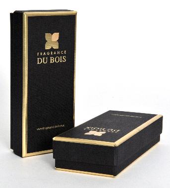 กล่องใส่น้ำหอม Fragrance DU BOIS กล่องเล็ก กล่องกระดาษแข็งห่อ  โดย เอเชียแพลนเตชั่น  แคปปิตอล โฮลดิ้งส์
ขนาดกล่องสำเร็จ 6 X 14.6 X 3  ซม.
กระดาษสีดำพิเศษ มีลวดลายในตัว