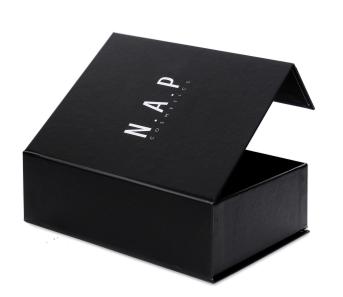กล่องใส่เครื่องสำอางสีดำ ปั๊มไดคัท ขึ้นรูปกล่อง พิมพ์โลโก้ที่ฝากล่อง 