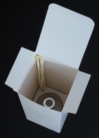 กล่องสีขาว ทรงูสูง ฝาเปิดด้านบน ด้านในมี support เจาะช่องวางขวดน้ำหอม