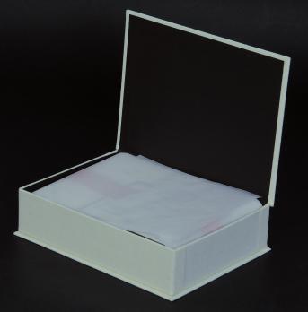 กล่องกระดาษแข็งห่อกระดาษสีขาว ติดกระดาษสีดำด้า่นในกล่องถึงฝากล่องด้านใน