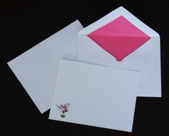 ซองสีขาว ด้านในปะกระดาษลอกลายพิมพ์สีชมพู
ไดคัท ปะประกอบขึ้นรูป ปากซองทาด้วยกาวน้ำ