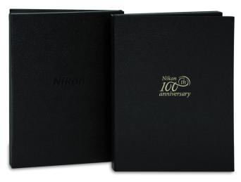 กล่องสีดำ พิมพ์โลโก้ 100 ปี ปั๊มฟอยล์สีทอง ปั๊มไดคัท
ขึ้นรูปกล่องตามแบบ
