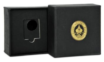 กล่องกระดาษแข็งจั่วปัง ปั๊มไดคัท ขึ้นรูปกล่อง ด้านในปะกระดาษ Burano 90 แกรม สีดำ เจาะช่องวางเข็มกลัด