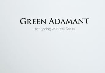 กล่องใส่สบู่แบรนด์ Green Adamant พิมพ์โลโก้และข้อความสีดำที่กล่องฝาบน 