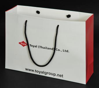 ถุงกระดาษโดย Toyal Thailand ขนาดสำเร็จ 34 x 24.5 x 10 ซม.
