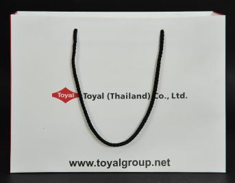 ถุงกระดาษใส่สินค้าใบใหญ่ หูเชือกสีดำ โดย Toyalgroup