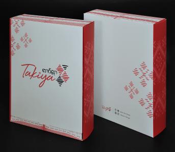 กล่องใส่สินค้าใบใหญ่ ด้านข้างพิมพ์พื้นสีแดงลายสีขาว กว้าง 6.8 ซม.