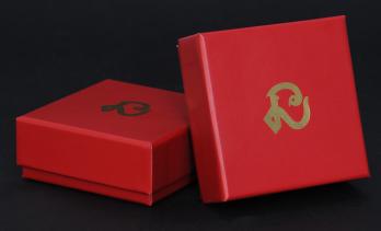 กล่องใส่สบู่ กล่องสีแดง พิมพ์โลโก้ปั๊มฟอยล์สีทองที่ฝากล่อง
กล่องล่างลึก 4 ซม.