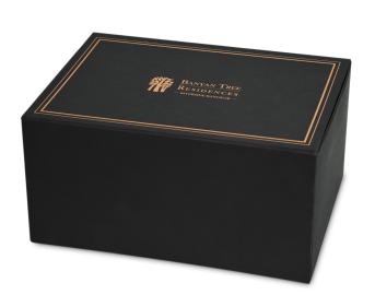 กล่องกระดาษสีดำ ปั๊มฟอยล์โลโก้สีทองบนฝากล่อง ติดแม่เหล็ก 2 จุด
