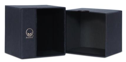 กล่องใส่แหวน กล่องปลอกสวมขนาด 6.75 x 8 ซม. ด้านในบุกระดาษพิมพ์สีดำ ปะผ้ากำมะหยี่สีดำ
