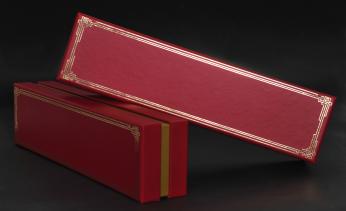 กล่องสีแดง ด้านในสีทอง ปั๊มฟอยล์เงางามที่ฝากล่อง 