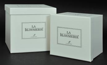 กล่องสีขาว กล่องใส่ดอกกุหลาบ ใบใหญ่ขนาด 9 x 9 x 9 นิ้ว ใบเล็กขนาด  7 x 7 x 7 นิ้ว 