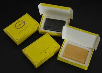 กล่องใส่สินค้า เคลือบลามิเนตกันน้ำด้านนอก โลโก้ปั๊มฟอยล์สีทอง (GL5) ,ฟอยล์สีม่วง 