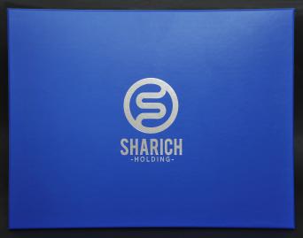 กล่องของขวัญพิมพ์ตีพื้นสีน้ำเงิน พิมพ์โลโก้สีเงินเงาบนฝากล่อง