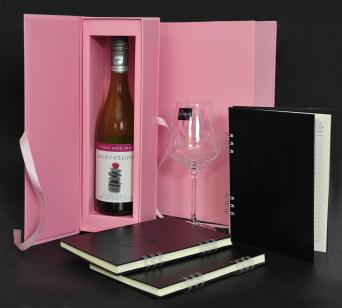 Gift Set กล่องใส่ขวดไวน์, กล่องใบใหญ่ใส่ขวดไวน์พร้อมแก้ว และสมุดโน้ต โดย บริษัท สหชาติเศรษฐกิจ จำกัด 