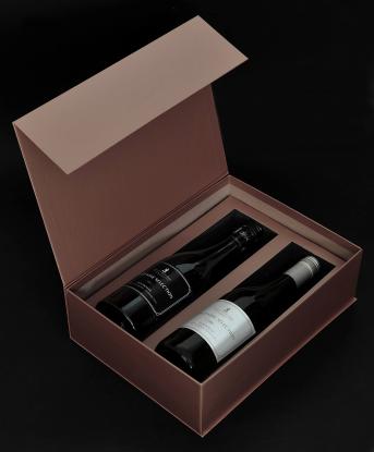 กล่องใส่ขวดไวน์ ไดคัทช่องวาง 2 ช่อง ขึ้นรูปกล่องตามแบบ ฝาติดเหล็กปิดแนบลงข้างกล่อง