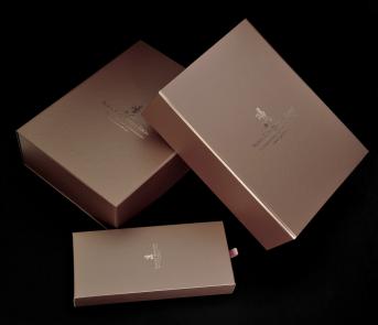 กล่องของขวัญ Gift Box กล่องใส่ไวน์และช็อกโกแลต โดย Royal Cliffs Hotels Group