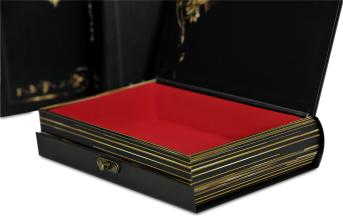 กล่องทรงหนังสือ ขอบด้านในพ่นสีแดง ซัพพอร์ทผ้ากำมะหยี่สีแดงรองก้นกล่อง