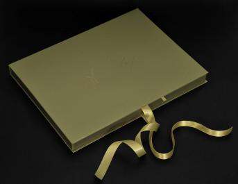 กล่องของขวัญสีทอง  ขนาดสำเร็จ 38.3 x 28 ตัวกล่องหนา 2.5 ซม.
ติดริบบิ้นสีทองสำหรับผูกปิดฝากล่อง