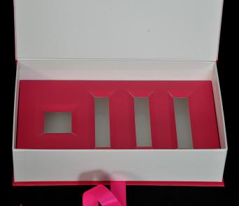 กล่องกระดาษตัวกล่องสีขาวซัพพอร์ทสีชมพู เคลือบลามิเนตด้านกันน้ำซึมเปียก
