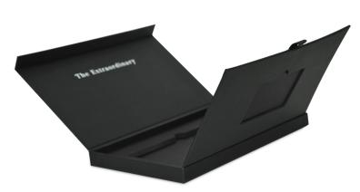 กล่องกระดาษแข็งห่อกระดาษ Jell Tex สีดำ ติดแม่เหล็ก 2 ตัว
ปั๊มไดคัท+ติดกาวขึ้นรูปฝา