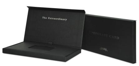 กล่องสีดำทั้งด้านนอก-ด้านใน พิมพ์ข้อความสีขาวด้านในฝากล่อง 