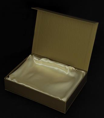 กล่องกระดาษพรีเมี่ยมสีทอง ฟองน้ำสีดำรองก้นกล่อง ห่อผ้าต่วนสีทอง