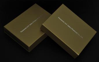 กล่องของขวัญสีทองสวยหรู พิมพ์ข้อความปั๊มฟอยล์สีเงินเงา
ที่ฝากล่อง