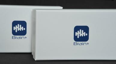 กล่องกระดาษสีขาว พิมพ์โลโก้ Brain+ สีน้ำเงินที่ฝากล่อง
