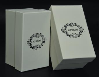 กล่องบรรจุภัณฑ์สีขาวครีม พิมพ์โลโก้สีดำบนฝากล่อง