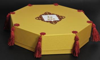 ตัวอย่างกล่องผลไม้ กล่องส้มสีทอง แบบฝาครอบสีทองประดับพู่ห้อยสีแดงสวยหรู 