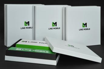 กล่องฝาครอบ โดย Line Mobile กล่องสีขาวพิมพ์โลโก้ LM ที่ฝากล่อง